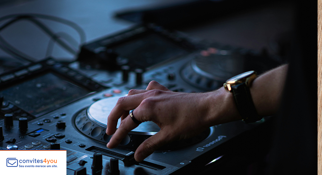 Definindo a Playlist com o DJ: O Guia Completo para a Festa de 15 Anos dos Seus Sonhos